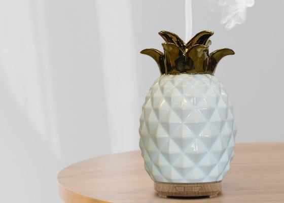 colore ultrasonico LED dell'umidificatore 7 della foschia fredda ceramica del diffusore dell'olio essenziale di aromaterapia dell'ananas della foglia di oro 120ml